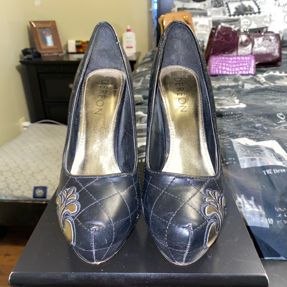Dereon heels